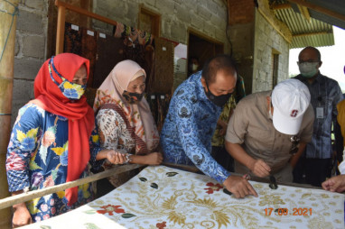 Menteri PPN/Kepala Bapennas Datangi Karanganyar, Juliyatmono Berharap RSUD Segera Tertangani