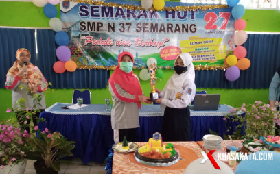 Syukuran HUT ke-27, SMPN 37 Semarang Bagikan Paket Sembako ke Siswa