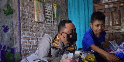 Kisah Haru Kiki, Bocah Pengidap Tumor Tulang yang Harus Rela Kakinya Diamputasi