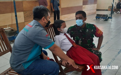 Aksi Babinsa Lamper Kidul Semarang Tenangkan Siswa SD yang Takut Disuntik Vaksin