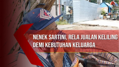Nenek Sartini, Rela Jualan Keliling Demi Kebutuhan Keluarga