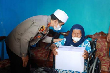 Lumpuh Akibat Gangguan Syaraf, Mbah Munikah Dapat Bantuan Kursi Roda - Uang Tunai