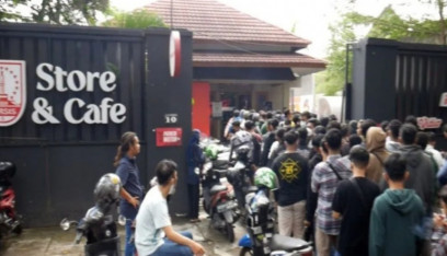 Ribuan Suporter Antusias Dapatkan Tiket Laga Persis Vs Persebaya