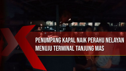 Penumpang Kapal Naik Perahu Nelayan menuju Terminal Penumpang Tanjung Mas