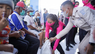 Pengurus Pusat Bhayangkari Bagikan Sembako dan Uang Tunai ke Warga Terdampak Rob di Semarang Utara