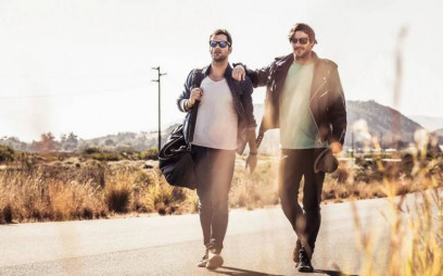 Beda dengan Gay, Ini Penjelasan Soal Bromance
