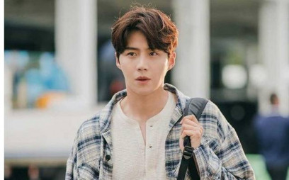 Trending Twitter! Kim Seon Ho Latihan Panjat Tebing untuk Teater Touching The Void