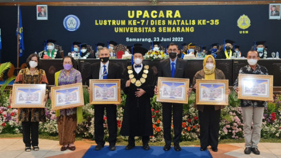 Peringati Lustrum ke-7, Rektor Dr Supari Beri Penghargaan pada Pendiri USM