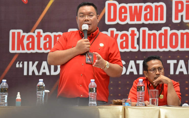 40 yoshli ayolning tukli mushuk surati