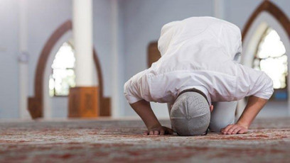 Mengapa Kita Tetap Salat dan Berdoa meski Tak Mendapatkan Apapun