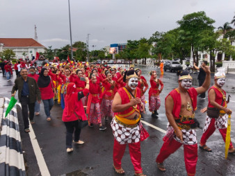 Daftar ke KPU, Puluhan Kader PDIP Kota Semarang Long March Kirab Budaya