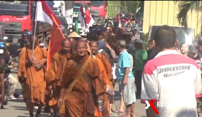 Rombongan 32 Biksu Thudong Tiba di Semarang, Warga Antusias Beri Semangat