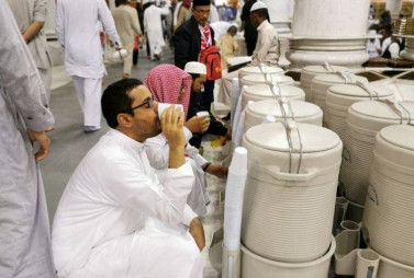 Punya Banyak Manfaat, Ini Doa dan Adab Minum Air Zamzam