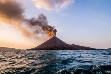 Kembali Erupsi, Gunung Anak Krakatau Lontarkan Abu Vulkanik Setinggi 1.157 Meter