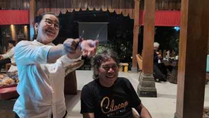 Dua Kader PDIP Tunaikan Nadzar, Potong Gundul Kalau Mbak Agustin Menang Pilwalkot