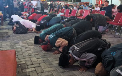 Menangi Pilwalkot Semarang, Gus Huda Ajak Mbak Agustin dan Pendukungnya Sujud Syukur