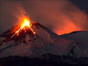 Letusan Spektakuler Gunung Etna Tarik Ribuan Wisatawan, Picu Risiko Keselamatan