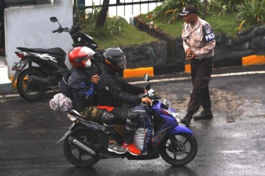 5 Tips Mudik Aman Menggunakan Motor Saat Musim Hujan