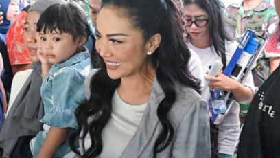 Kris Dayanti Ajak Anak dan Cucu Keliling Jakarta Naik MRT dan Bus Wisata