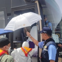 Petugas Sambut Jemaah Haji Indonesia dengan Payung Teduh