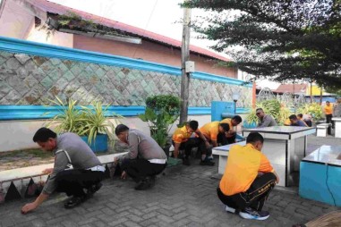 Peringati HUT Bhayangkara ke-79, Polres Batu Bara Bersihkan Masjid Jamik Al Rida