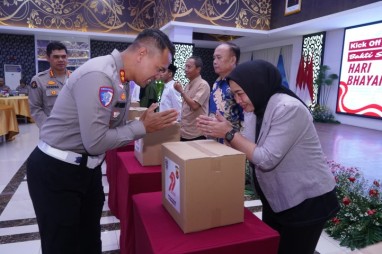 Hari Bhayangkara ke-79, Polda Jabar Salurkan Bantuan Sosial kepada Warakawuri