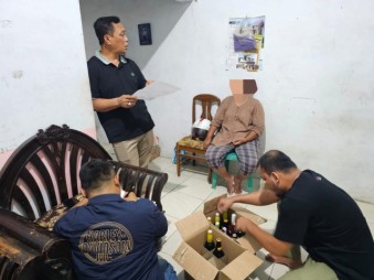 Grebek Gudang Miras, Polisi Sita 332 Botol di Cirebon