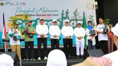 Menag Nasaruddin Umar Bagikan Bibit Pohon di CFD Syiar Muharam 1447 H