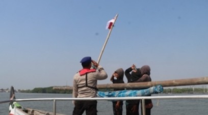 Jelang Peringatan Hari Kemerdekaan, Polisi Bagikan Bendera Merah Putih kepada Nelayan
